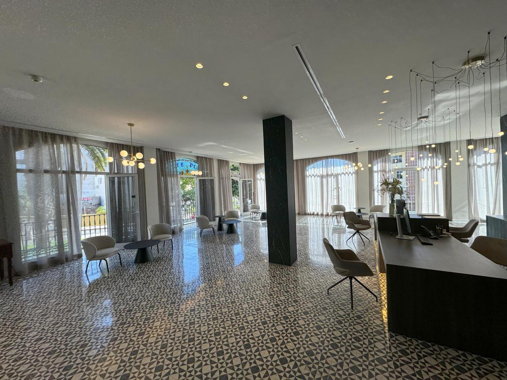 Lobby del Hotel Reverón Plaza en Tenerife