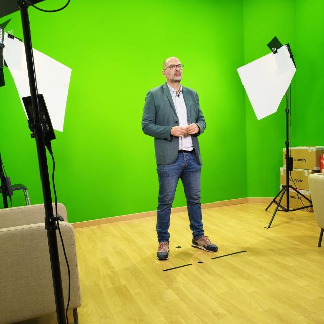 Moisés Barreto en estudio profesional