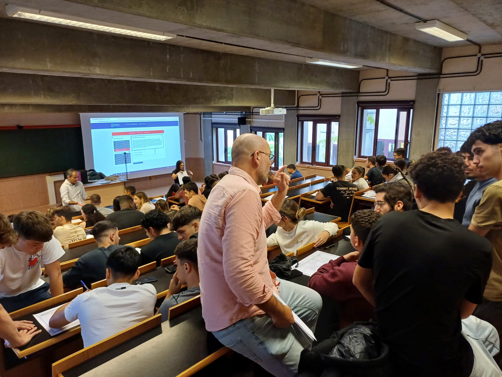 Moisés Barreto hablando con alumnos en la Universidad de La Laguna