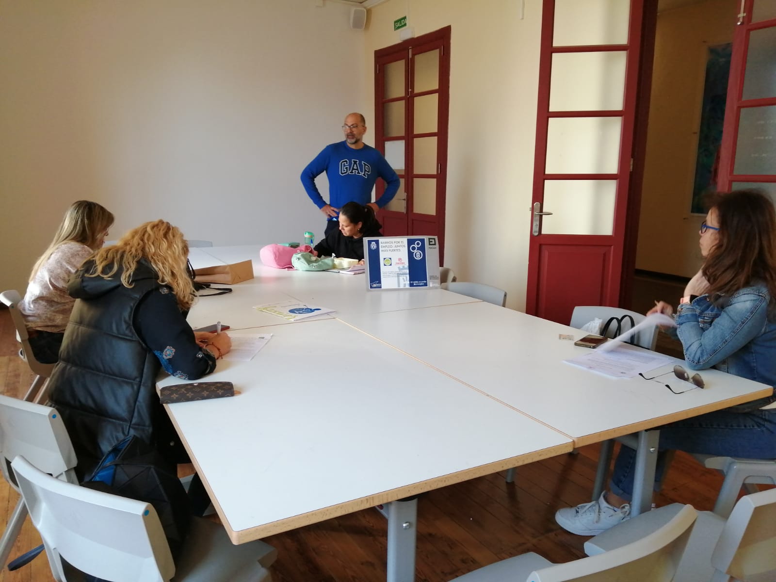 Moisés Barreto liderando un taller con su equipo
